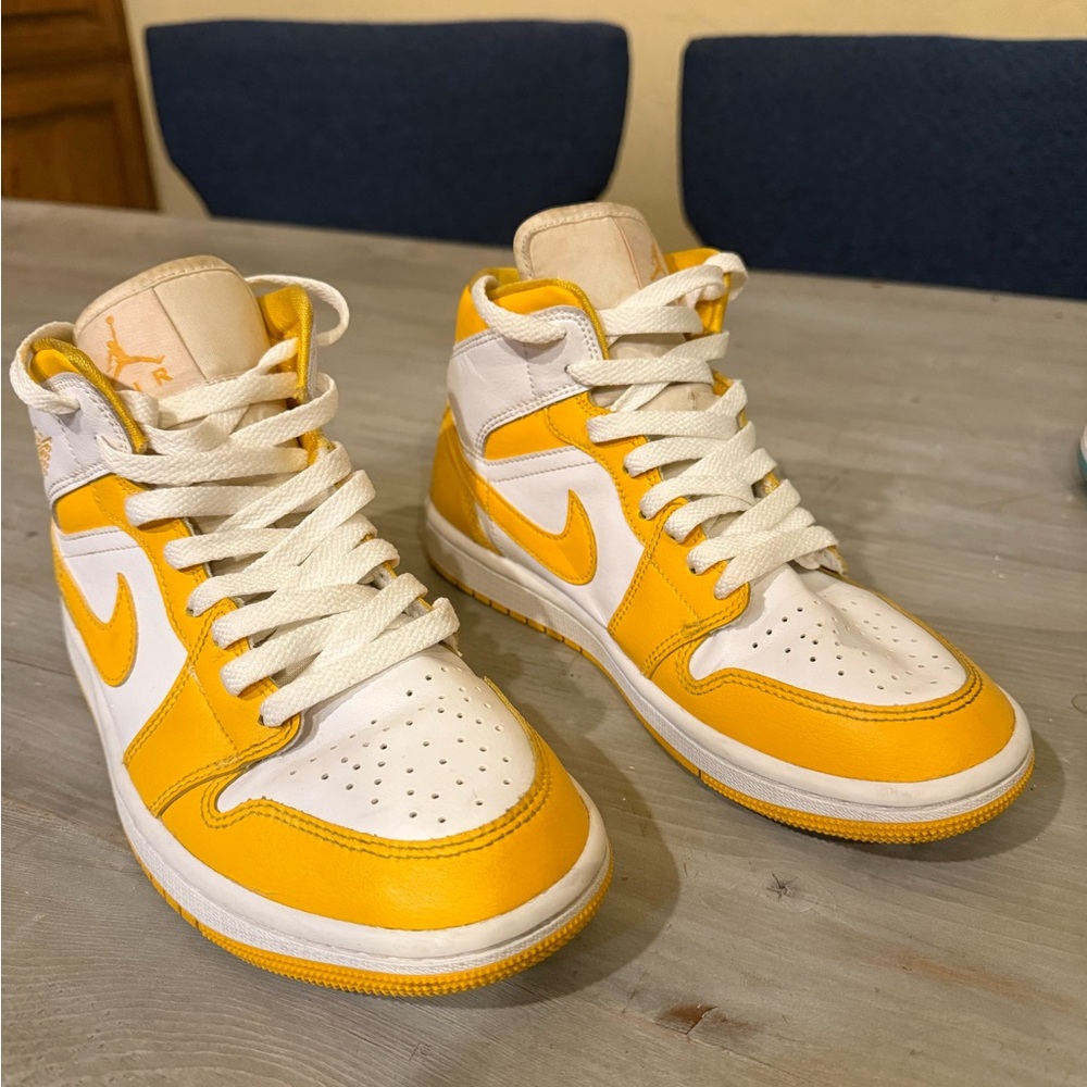 Nike Air Jordan 1 university gold